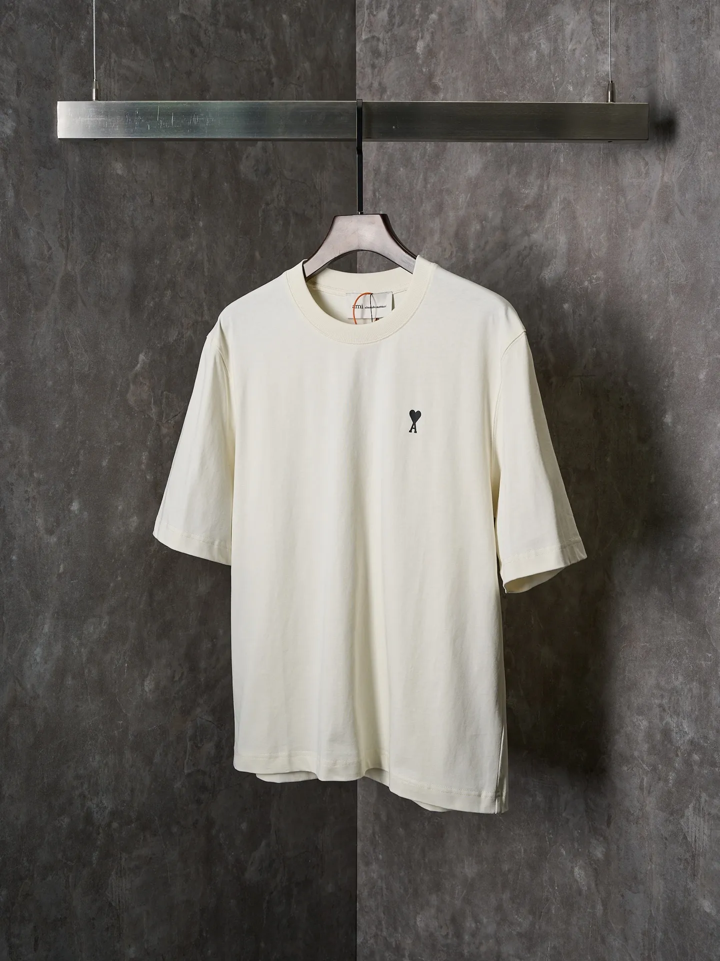 [Physical auction] Ami Paris/Ami Love text printed short-sleeved T-shirt [In Stock] S M L XL custom-made matte combed cotton, soft and delicate, comfortable and skin-friendly. Soft Cream White is the canvas, gentle and rich in texture. A black love jumps on the chest, quietly exuding its own charming halo. The Paris landmark "PLACE DES VICTOIRES" on the back is presented in matte offset printing to record and lead the place of inspiration. Write down the inheritance and freedom of French elegance. Adopt glue printing. Use glue liquid paint to print patterns on the fabric. Bake the fabric to fix the printed pattern. The fabrics have been washed and have a better hand feel. Not easy to deform, not easy to shrink, not easy to fade. Maintain long-term beauty and loose fit.